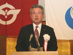 あいさつを述べる市村町長