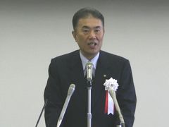 あいさつを述べる鈴木市長