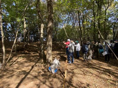 西方城跡現説東の丸を参加者が撮影