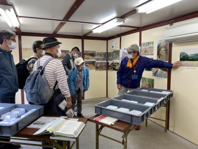 西方城跡現説プレハブ内展示解説