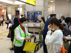 栃木駅改札入り口にて行きかう人に地域安全を