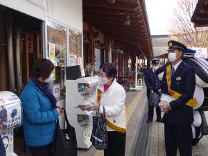 道の駅で市民に交通安全啓発グッツを配る