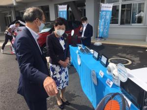 災害協定式の後、電気自動車の電力供給を見学