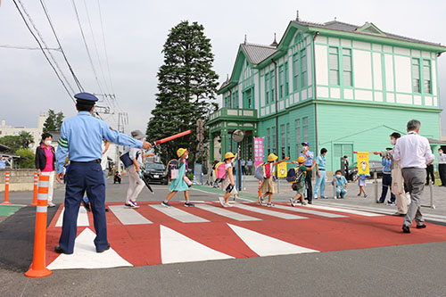 横断歩道手前で車が停車し、児童が安全に渡りました