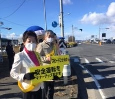 プラカードを持ち幹線道路に立ち