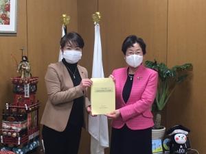 小堀議長から手渡された提言書