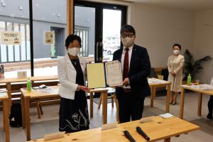 植野様に委嘱状お渡し