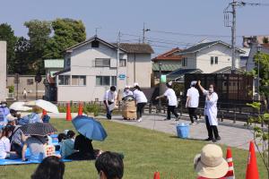 運ばれてくるくじらバルーン