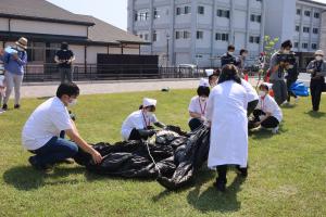 くじらを広げる学生ボランティア