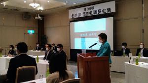 演台にてスクリーンをバックに栃木市をPR