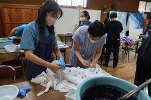 全員で大判の生地へ絞り染め作業風景