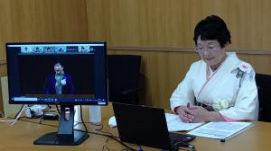 小池東京都知事の写った画面を見ながら会議に参加