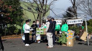 表彰状を受けとる市民