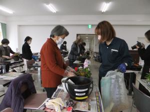 寄せ植え作りをする受講生の様子