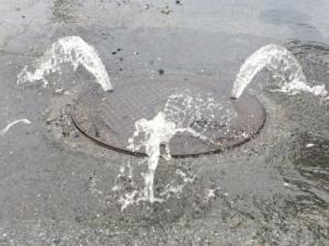 雨水が流入して汚水が溢れたマンホールの様子