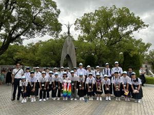 原爆の子の像で集合写真