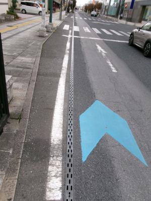 栃木市役所庁舎東側道路の矢羽根型路面標示