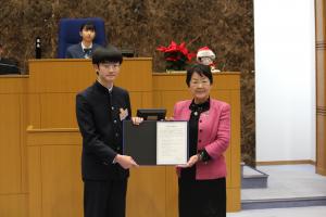 中学生議会宣言を市長に渡す様子