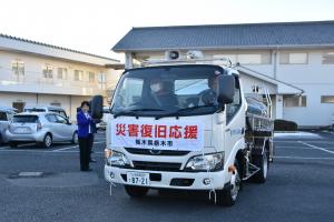 災害復旧応援と書いた給水車で栃木市を出発