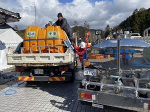NPO団体給水支援車への給水