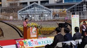 花センターのハウスの前でオープニングセレモニー