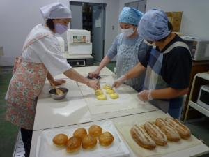 パン作りの様子と完成したパン