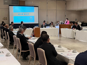 栃木県内の市議会議長の前にて栃木市を紹介