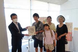7210人目の来館者への記念品贈呈