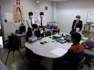 高校生から取材を受けている状況