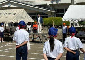 中学生に校庭の朝礼台からご挨拶