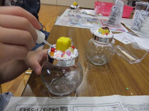 ビンの蓋を粘土のプリンでデコりました