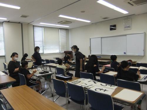 それぞれ習字を書いている様子です