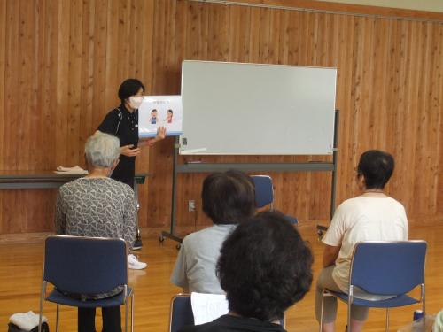 汗をかくことの大切さの説明を受けています