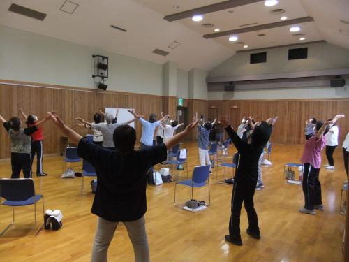 大きく手を広げて体操をしています