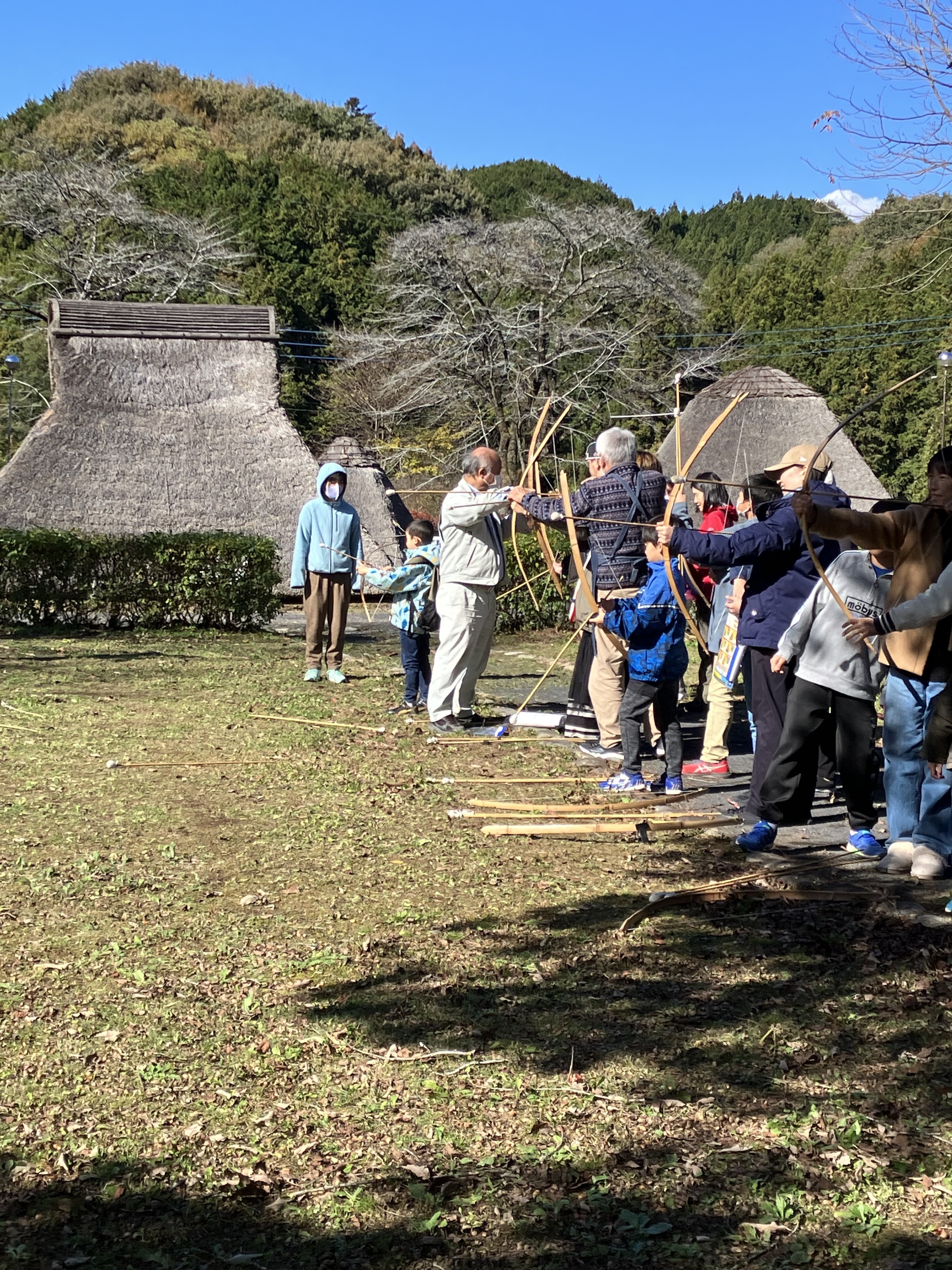 弓矢での的当ての写真