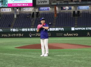 ブルーのユニフォームと帽子を身に付けピンク色のグローブでマウンドへ