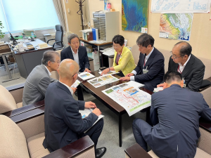 大臣へ要望事項を資料をみせながら説明