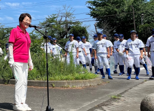 市長の挨拶には、青空の下、市民やブルーの帽子を被ったエイジェックの選手達も大勢みうけられた