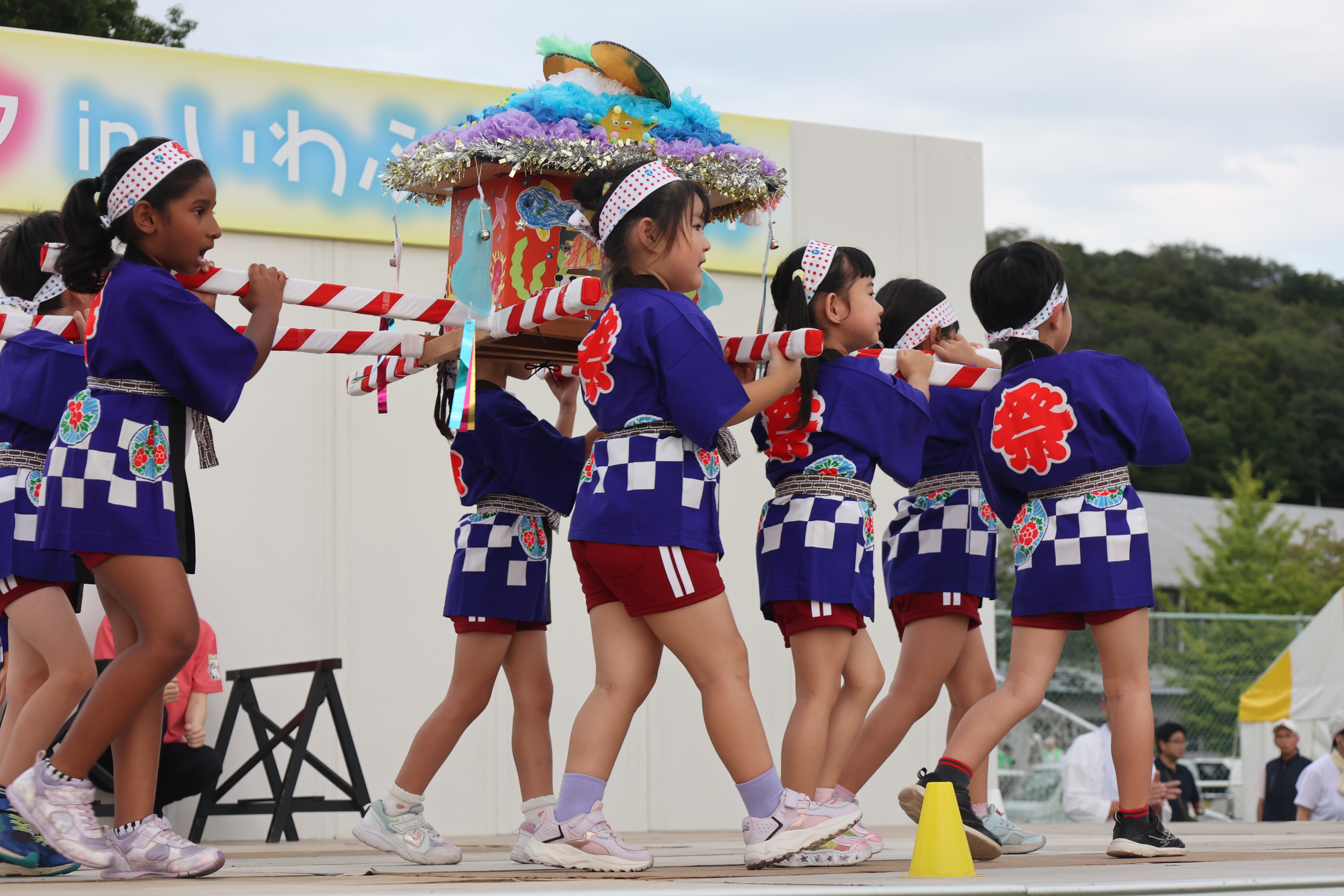 神輿をかつぐ保育園児たち
