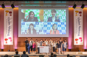 東京都知事を真ん中に女性首長が集まり