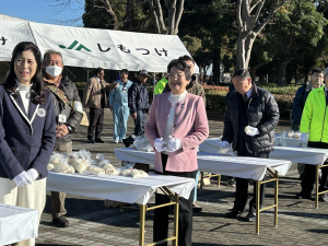 晴天の青空の下お米の無料配布をお手伝い