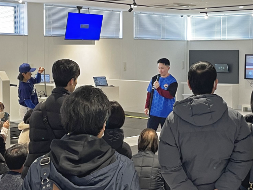 03 最新機材の説明をする大向氏