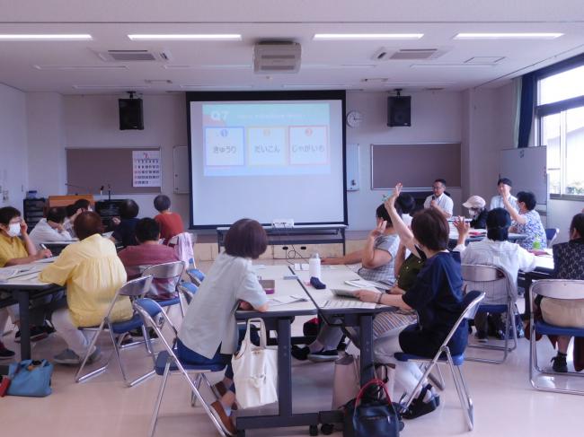 スクリーンを見て挙手している様子