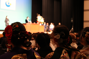 二十歳を迎えた市民の前でお祝いの言葉を述べる
