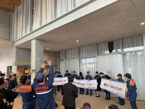 横断幕授与