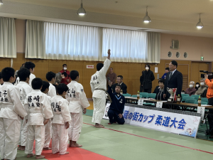 柔道着を着た選手を代表して選手宣誓を見守る