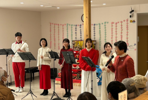 ひな人形の前で5人の管楽器奏者にご挨拶