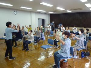 脳のトレーニングをする受講者