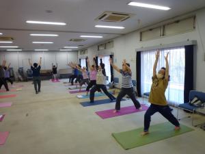 ヨガをする受講者