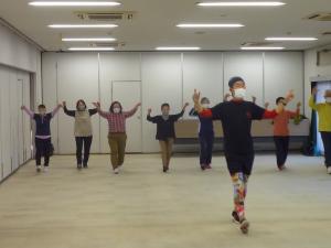 デュークズウォーキングをする受講者
